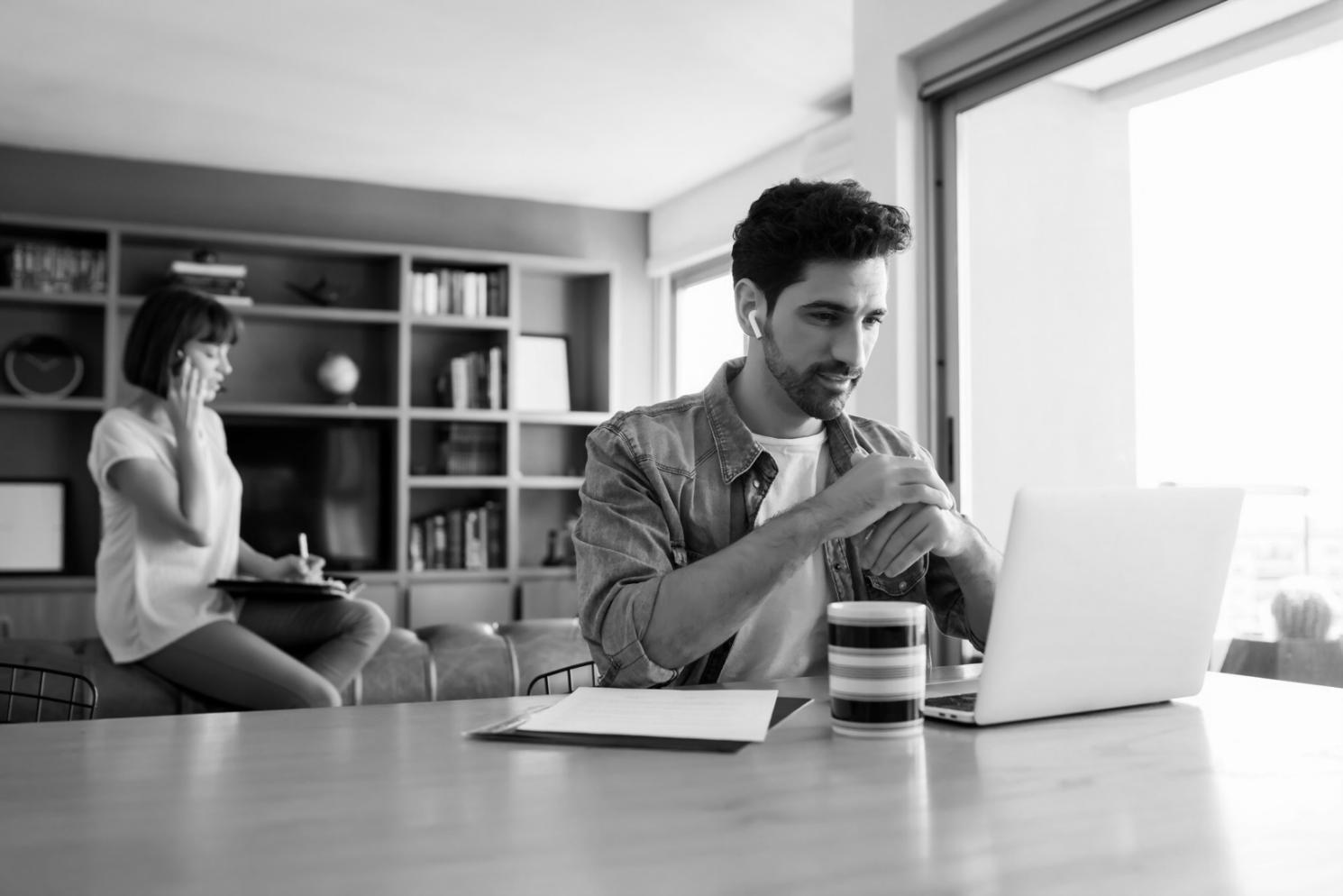 Teilnehmende beim praktischen Arbeiten mit Finanzdaten am Computer