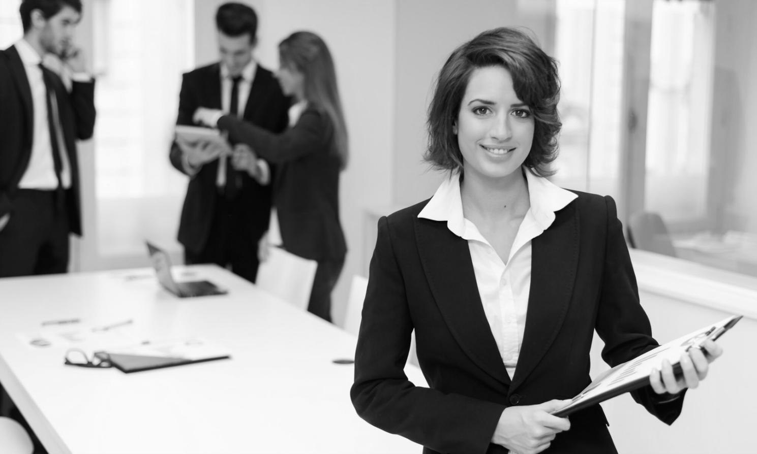 Arbeitsplatz mit Finanzdiagrammen und Notizen