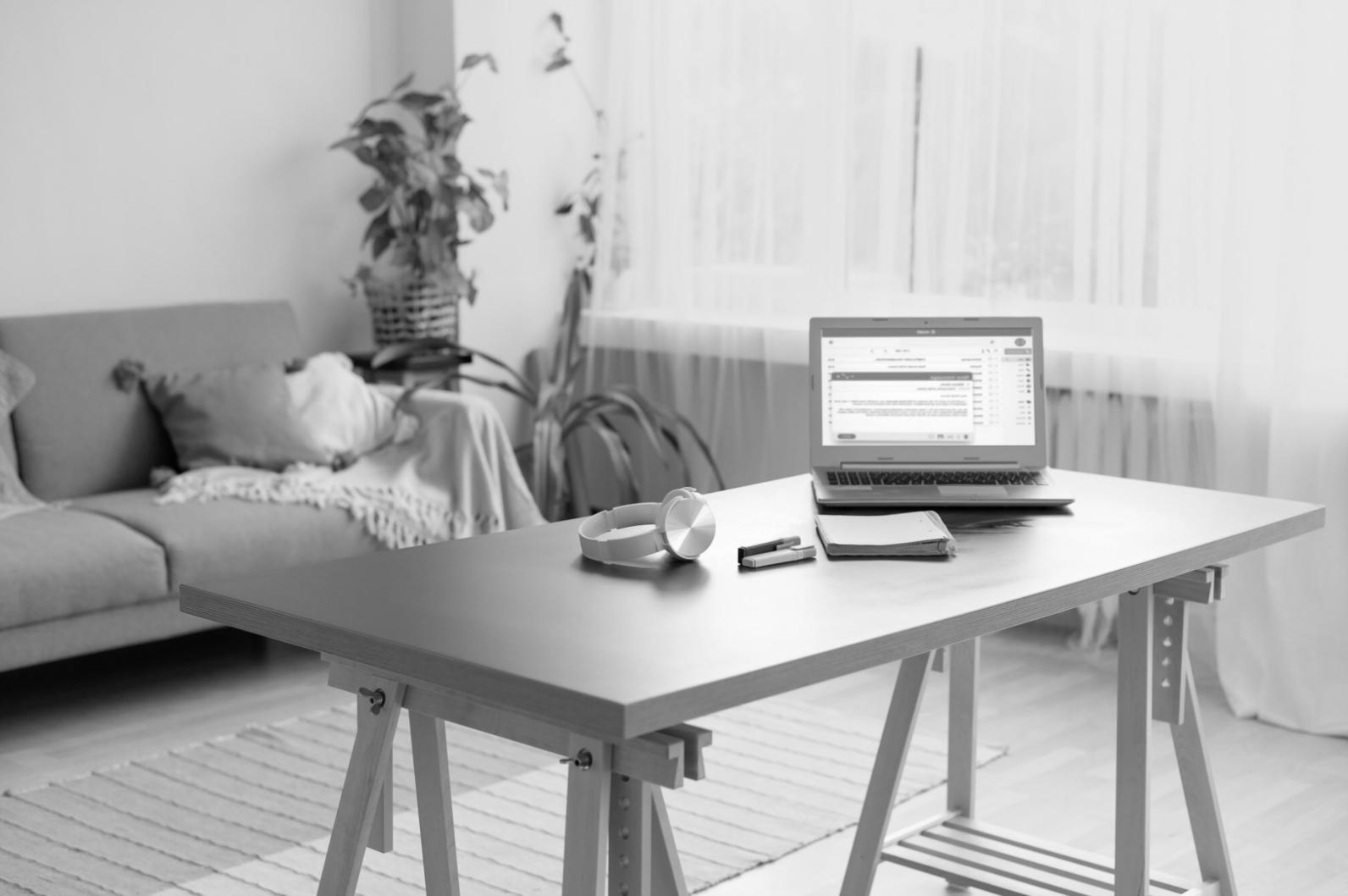 Professionelle Arbeitsumgebung mit mehreren Bildschirmen für Datenanalyse