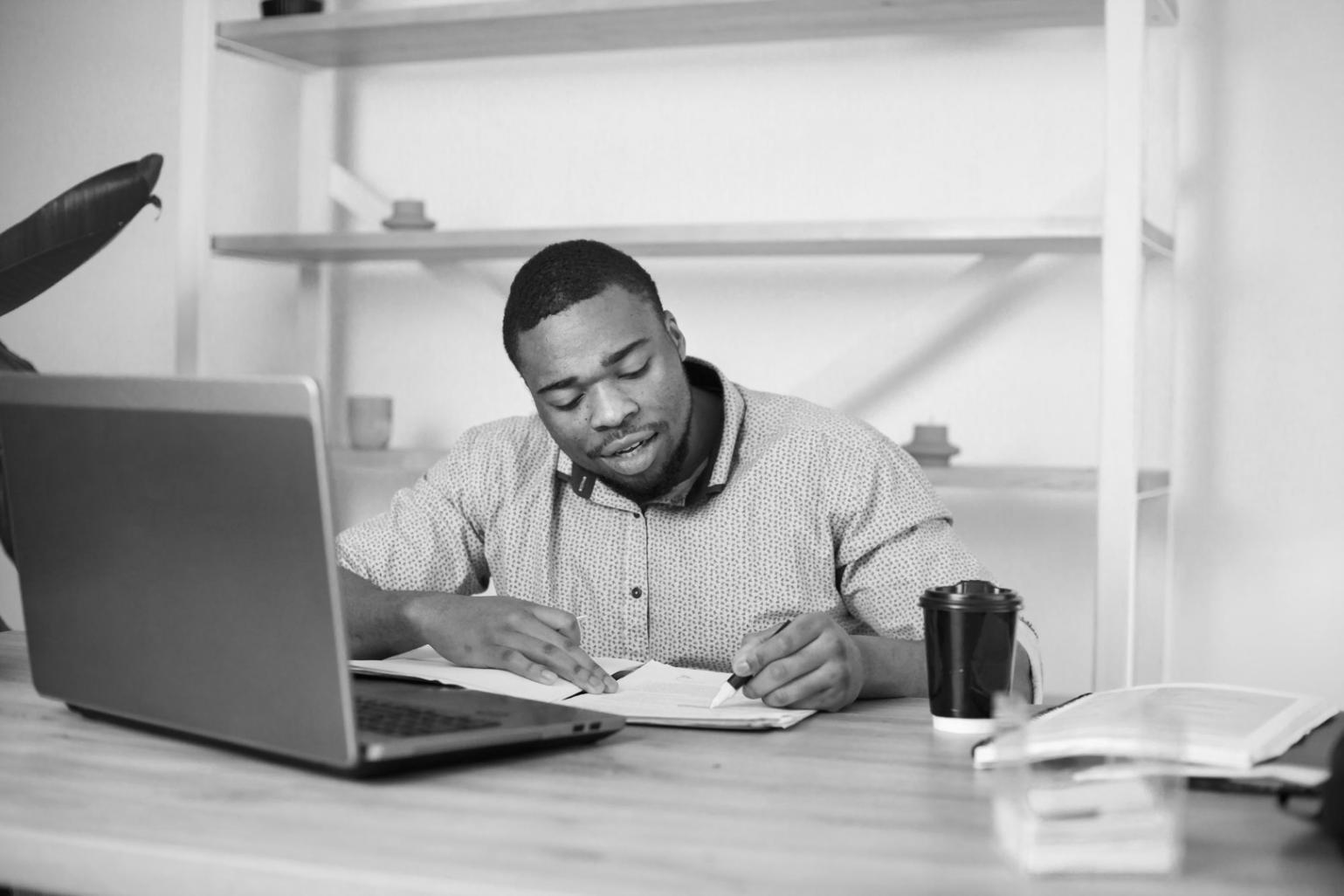 Dozent erklärt Finanzkennzahlen an einem interaktiven Bildschirm