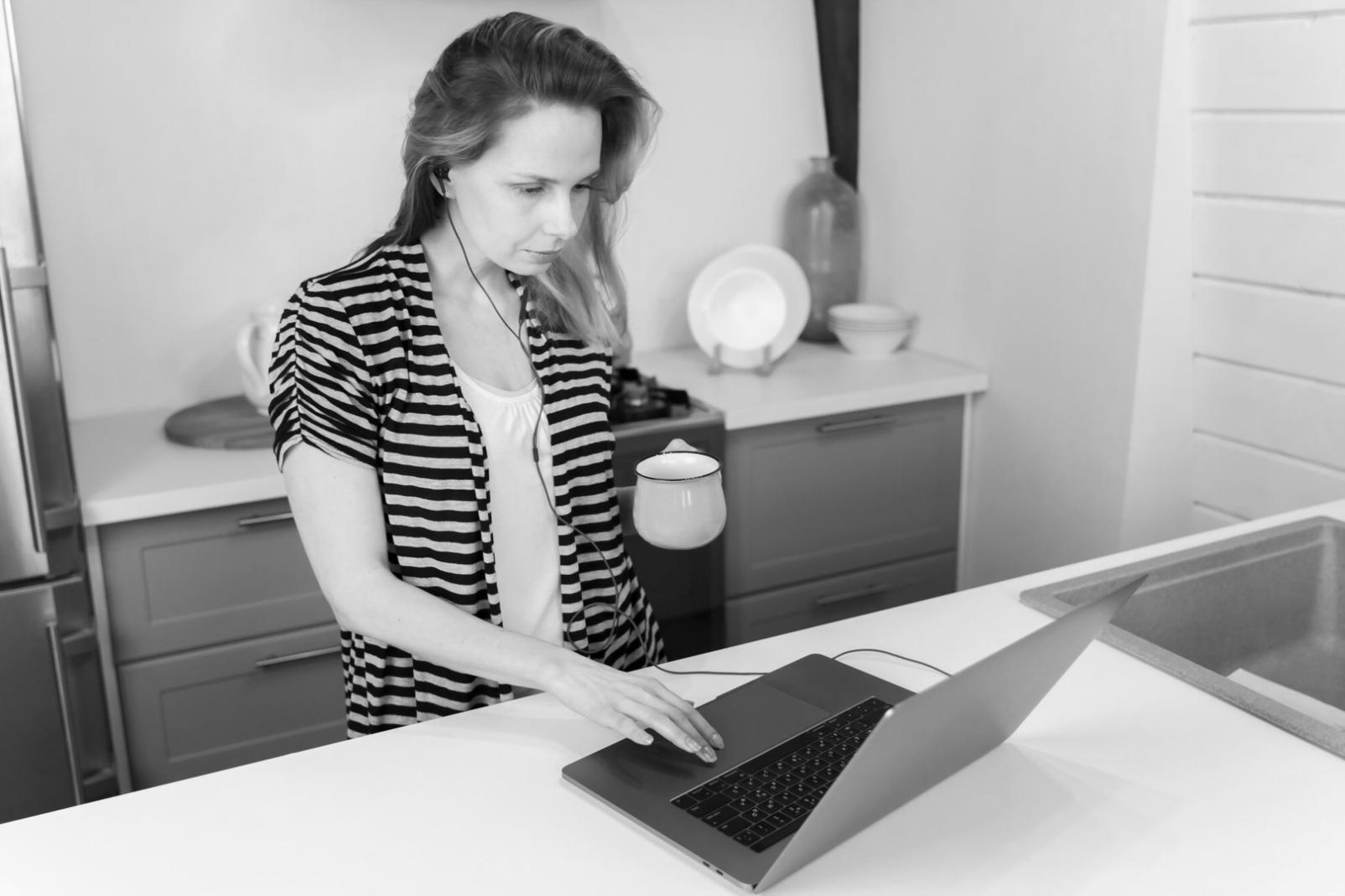 Moderner Arbeitsplatz mit Laptop und Analysesoftware für Finanzdaten